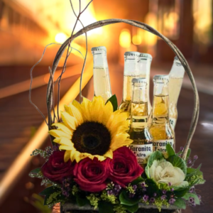 arreglo de cervezas Corona y girasoles, canasta de regalo para hombre con flores y bebidas, box de cerveza y rosas y regalo original de cumpleaños con cerveza