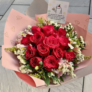 ramo de rosas con mensaje, flores románticas, rosas rojas con tarjeta, regalos de aniversario