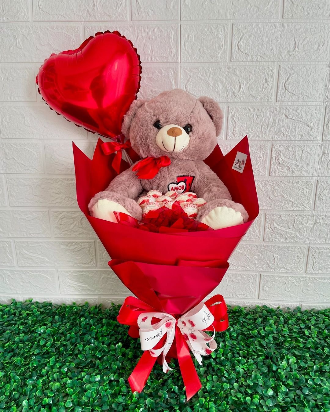 ramos con osos de peluche, detalles con chocolates y globos de corazón, regalos creativos para mujer y arreglos de peluches