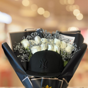 ramo de rosas blancas y gorra, regalos para hombre, flores con gorra New Era, detalles de aniversario para hombre