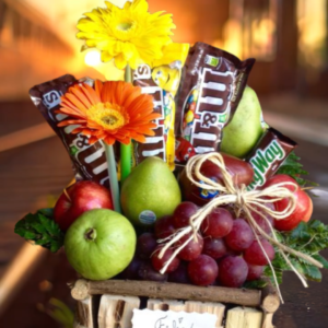 canastas de cumpleaños originales, regalos mixtos con frutas y chocolates, y detalles especiales con gerberas
