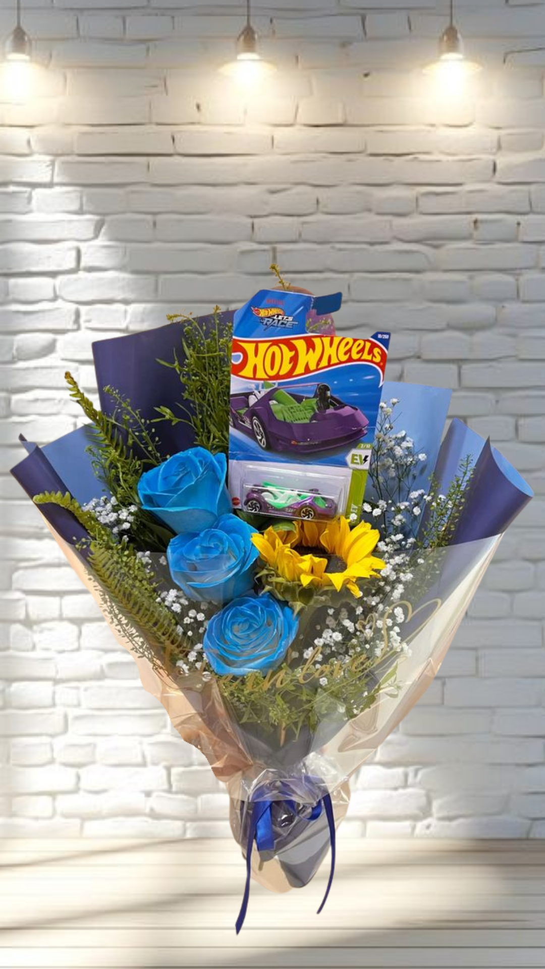 regalos originales para hombres, arreglos florales con juguetes, ramos de flores para niños o novios, y la combinación de flores y carros Hot Wheels.