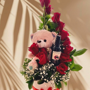 caja de flores con oso y vino, detalles de aniversario, regalos con vino Gato Negro, sorpresas románticas económicas
