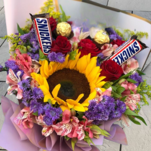 ramo de girasol y Snickers, flores para regalo originales, arreglos florales mixtos, regalos juveniles y coloridos