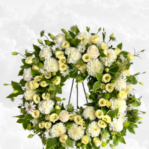 corona fúnebre tonos suaves, arreglos florales de pésame, flores para velorio amarillo y blanco, tributos florales luminosos