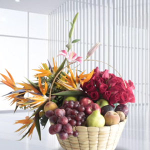 canastas de frutas y flores a domicilio, regalos corporativos de lujo, arreglos florales con aves del paraíso y rosas, detalles de pronta recuperación o regalos saludables.