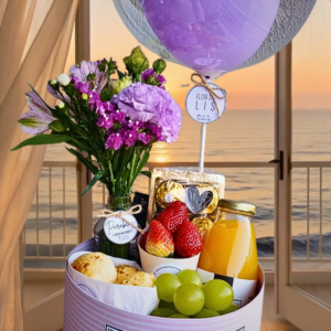 caja de desayuno sorpresa con flores, regalo con frutas, queso y chocolate, box sorpresa con globo burbuja y desayuno gourmet a domicilio