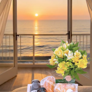 desayuno sorpresa con arreglo floral, box de madera con waffle y frutas, regalo para despertar romántico y desayuno gourmet con panadería