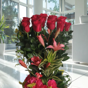 arreglos florales mixtos, ramos con rosas y lirios, flores para eventos especiales, decoración con flores elegantes