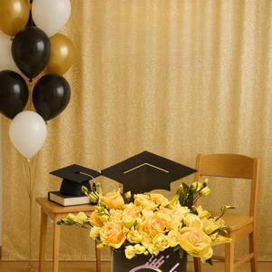 caja de rosas para graduación amarillo, box de felicitación en tu grado, rosas color durazno para grado y regalo elegante para graduado