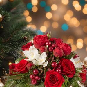 arreglos florales navideños con orquídeas blancas, centro de mesa de rosas rojas y bayas, decoración floral festiva, regalos de flores para navidad elegantes