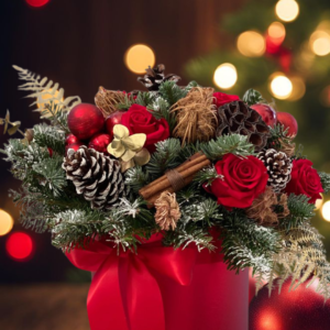 arreglos navideños con rosas rojas y canela, cajas de flores para navidad de lujo, decoración festiva con piñas y esferas, regalos exclusivos de temporada