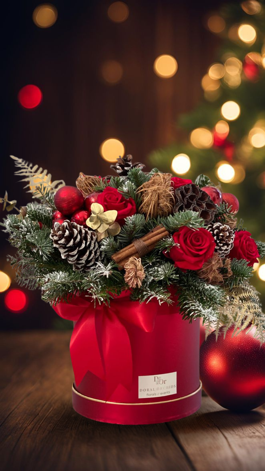 arreglos navideños con rosas rojas y canela, cajas de flores para navidad de lujo, decoración festiva con piñas y esferas, regalos exclusivos de temporada