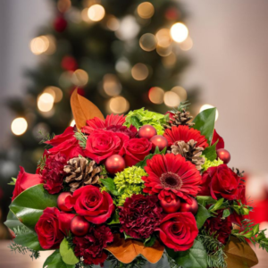 arreglos florales navideños con gerberas, centros de mesa con rosas rojas y piñas, decoración floral festiva para hogar, regalos de navidad con flores naturales