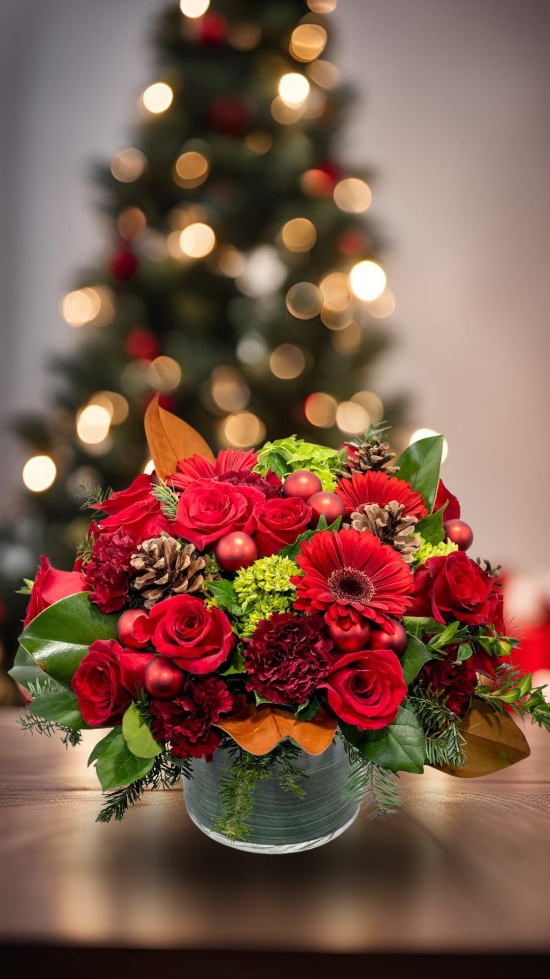 arreglos florales navideños con gerberas, centros de mesa con rosas rojas y piñas, decoración floral festiva para hogar, regalos de navidad con flores naturales