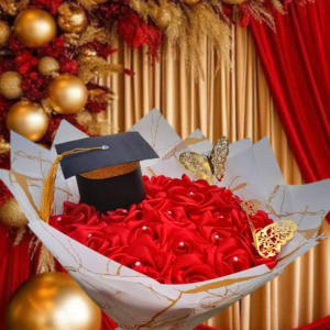 ramo de rosas de seda para graduación, flores de graduación rojas con birrete, regalo de felicitación con mariposas y bouquet de graduación de lujo