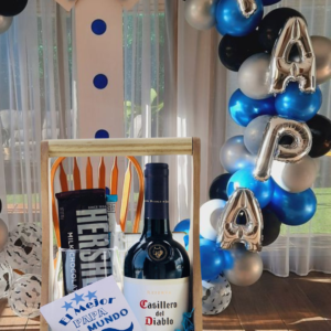 regalo día del padre con vino Casillero del Diablo, huacal de madera para papá, detalle de vino y chocolates Hershey's, regalos elegantes para hombre