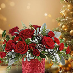 arreglos florales navideños con rosas rojas, centros de mesa con piñas de pino, regalos de navidad con flores y follaje plateado, decoración festiva elegante