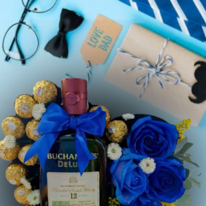regalo día del padre con whisky Buchanan's, arreglo de rosas azules y chocolates Ferrero, detalle para papá con licor y corazón de flores, whisky para hombre