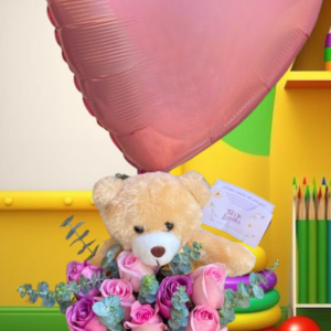 caja de rosas y peluche para baby shower, regalo bienvenida bebé niña, box floral con osito y globo corazón y detalle original para nueva mamá