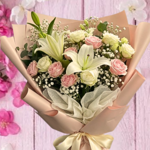 ramos de flores para el día de la madre, arreglos con lirios blancos y rosas rosadas, ramos de mano elegantes para mujer y detalles florales en tonos pastel