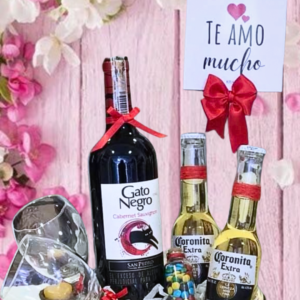 regalo día de la madre con vino y cerveza, box de licores para mujer, detalles con vino Gato Negro y Coronita y regalos personalizados con mensajes de amor